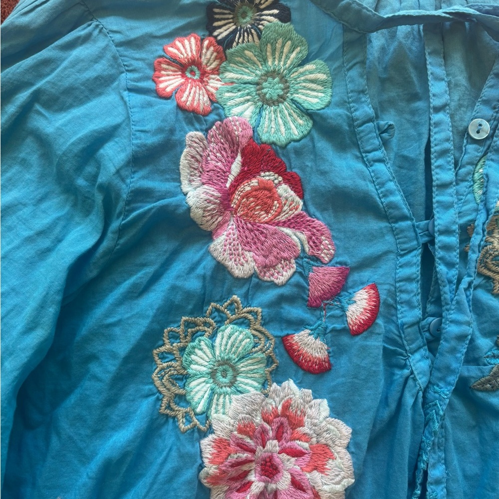 Johnny Was Floral Embroidered Lightweight Top - Vibrant Blue - Sz M - Picture 2 of 4